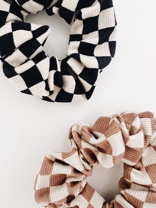 sea of roses - checkered scrunchie